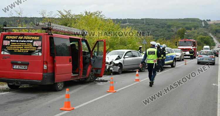Двама пострадаха при челна катастрофа между Хасково и Узунджово