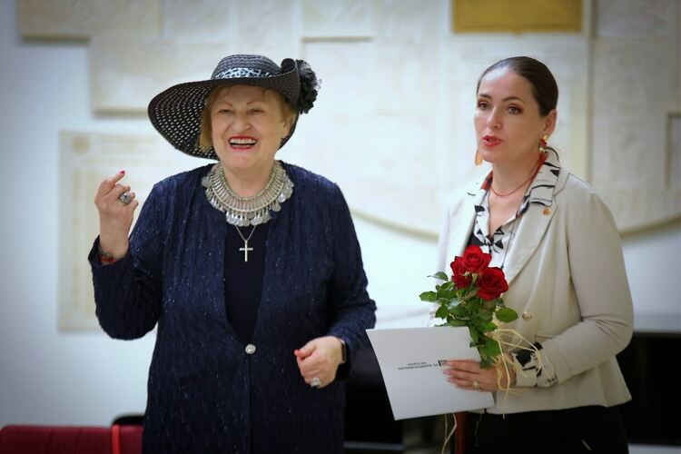 Синтез от поезия, музика и танци в творческата вечер на Мина Карагьозова