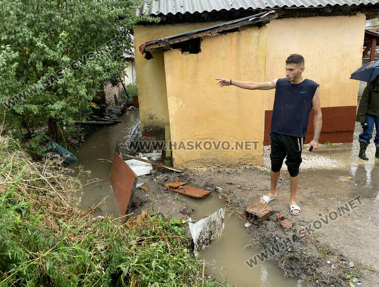 Къщи и евангелска църква в Хасково се наводниха от проливния дъжд и запушен канал