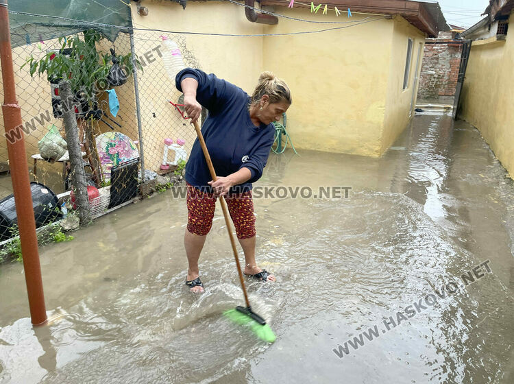 Къщи и евангелска църква в Хасково се наводниха от проливния дъжд и запушен канал