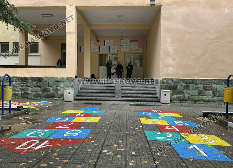 Родители се жалваха, че децата им са газили в локви и кал за вход към ОУ „Христо Смирненски“