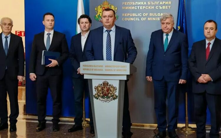 Куп министри и зам.-министри обясняват какво ще предприемат, след като властите пак са неподготвени за бедствията.