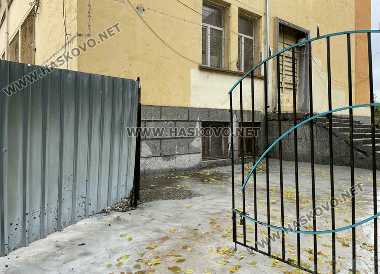 Родители се жалваха, че децата им са газили в локви и кал за вход към ОУ „Христо Смирненски“