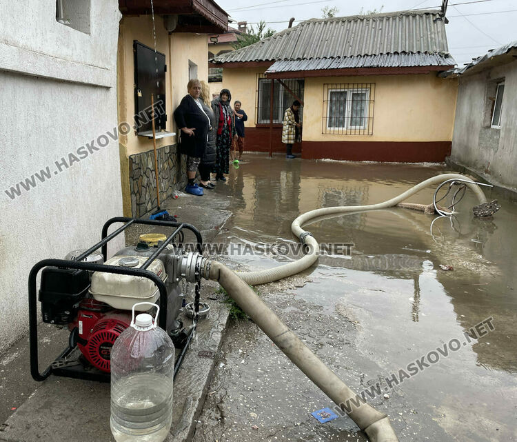 Къщи и евангелска църква в Хасково се наводниха от проливния дъжд и запушен канал