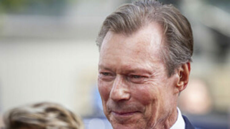 Великият херцог на Люксембург абдикира след близо 25 години управление