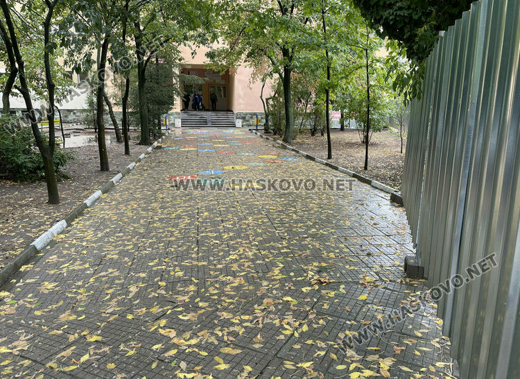 Родители се жалваха, че децата им са газили в локви и кал за вход към ОУ „Христо Смирненски“