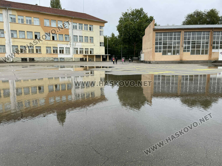 Родители се жалваха, че децата им са газили в локви и кал за вход към ОУ „Христо Смирненски“