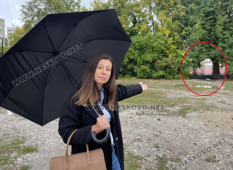 Родители се жалваха, че децата им са газили в локви и кал за вход към ОУ „Христо Смирненски“