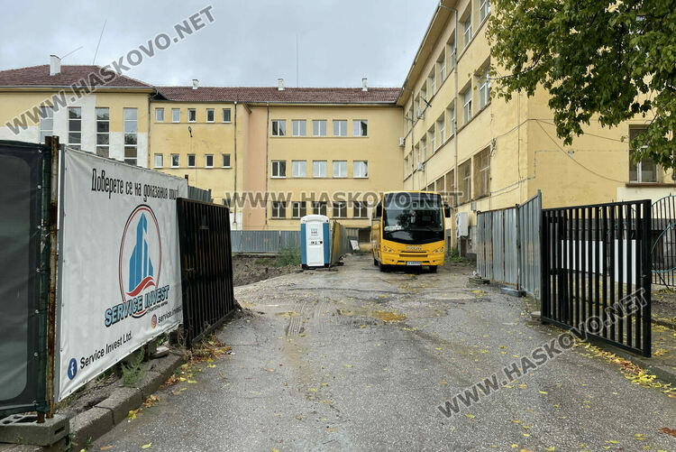 Родители се жалваха, че децата им са газили в локви и кал за вход към ОУ „Христо Смирненски“