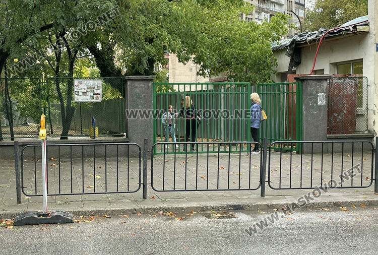 Родители се жалваха, че децата им са газили в локви и кал за вход към ОУ „Христо Смирненски“