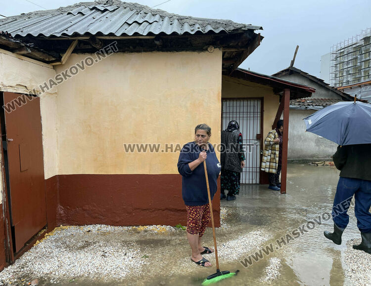 Къщи и евангелска църква в Хасково се наводниха от проливния дъжд и запушен канал