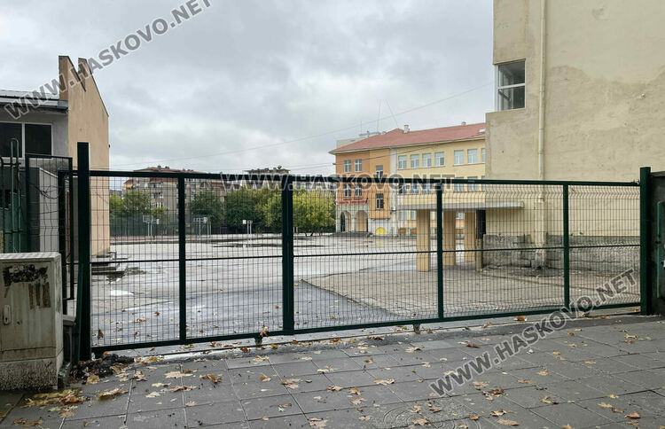 Родители се жалваха, че децата им са газили в локви и кал за вход към ОУ „Христо Смирненски“