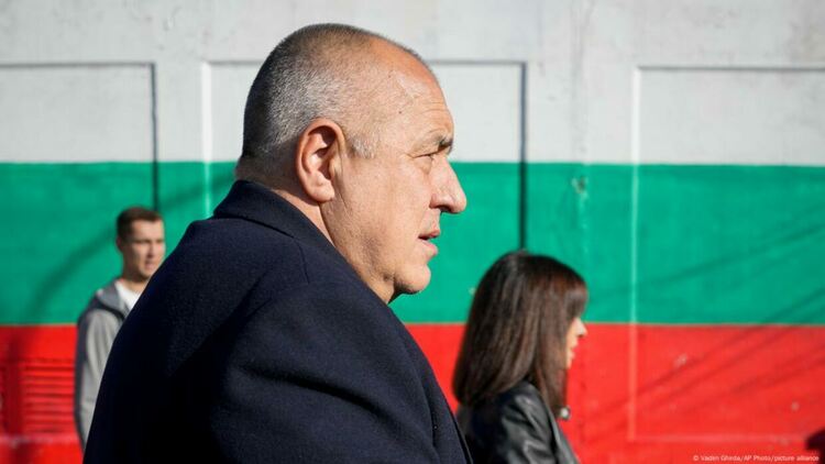 Борисов е на критичен кръстопът. Маските падат.