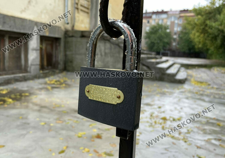 Родители се жалваха, че децата им са газили в локви и кал за вход към ОУ „Христо Смирненски“