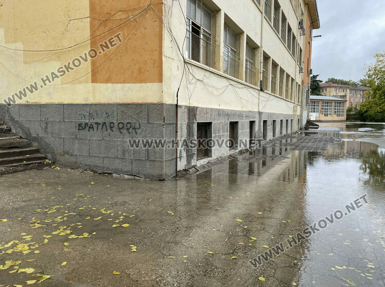 Родители се жалваха, че децата им са газили в локви и кал за вход към ОУ „Христо Смирненски“