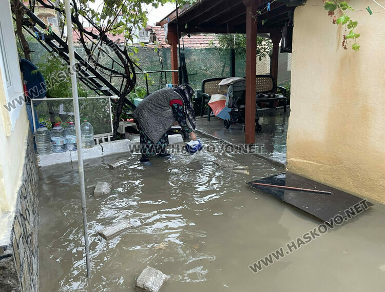 Къщи и евангелска църква в Хасково се наводниха от проливния дъжд и запушен канал