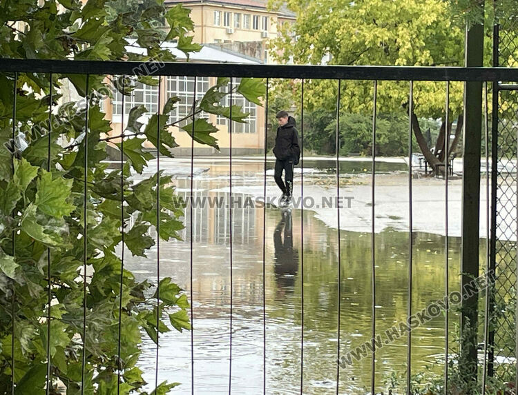 Родители се жалваха, че децата им са газили в локви и кал за вход към ОУ „Христо Смирненски“