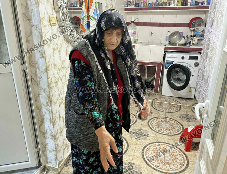 Къщи и евангелска църква в Хасково се наводниха от проливния дъжд и запушен канал