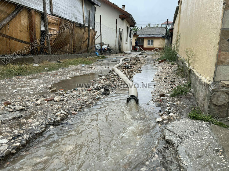 Къщи и евангелска църква в Хасково се наводниха от проливния дъжд и запушен канал