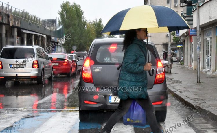 Дъждовно и в петък, остава предупреждението с оранжев код