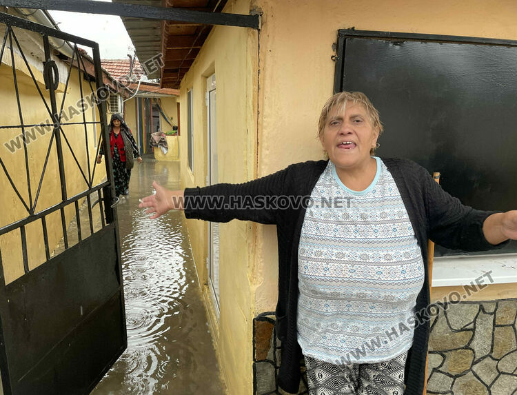 Къщи и евангелска църква в Хасково се наводниха от проливния дъжд и запушен канал