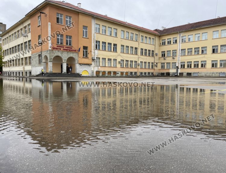 Родители се жалваха, че децата им са газили в локви и кал за вход към ОУ „Христо Смирненски“