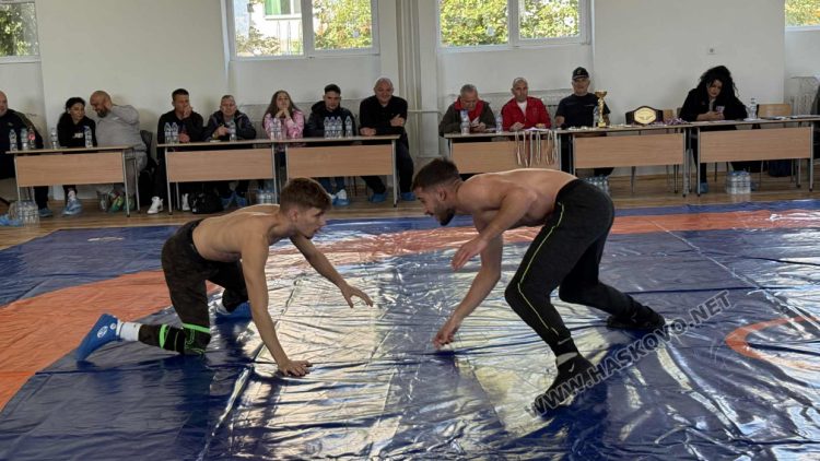 60 пехливани се включиха в турнира по борба в Симеоновград