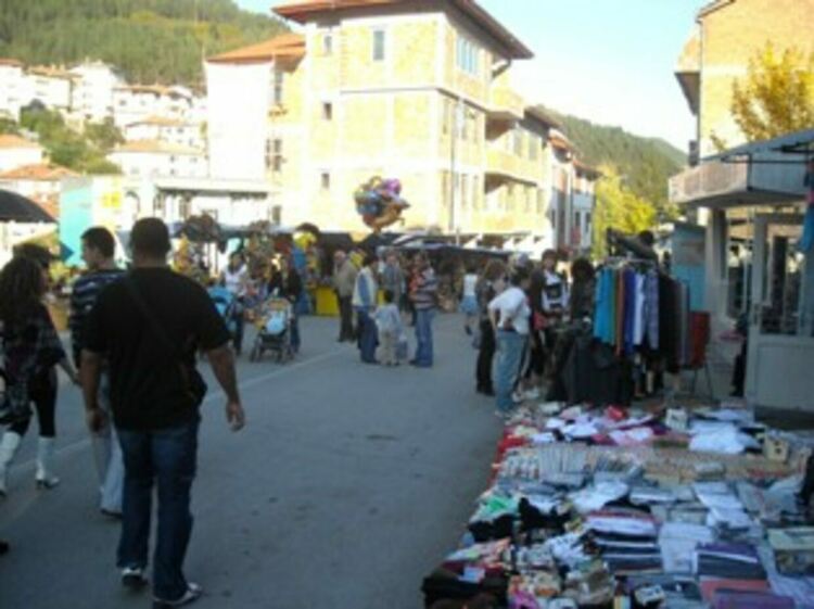 Панаирът в смолянския квартал Устово тече с пълна сила