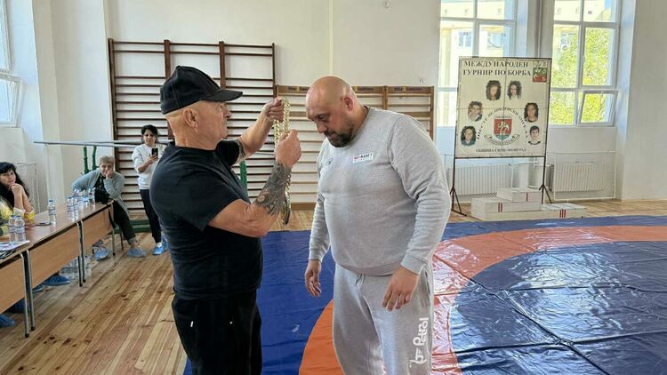 60 пехливани се включиха в турнира по борба в Симеоновград