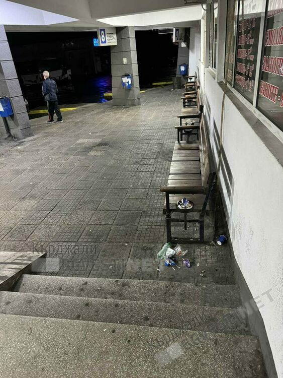   Бездомни кучета,клошари и проститутки населяват Автогарата в Кърджали нощем,оставят я тънеща в боклуци