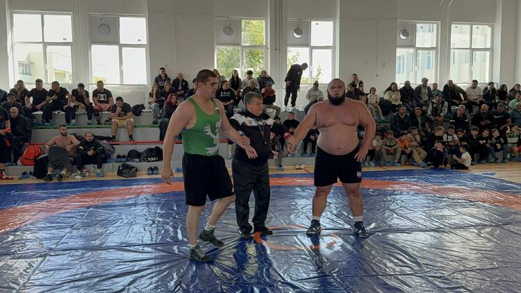 60 пехливани се включиха в турнира по борба в Симеоновград