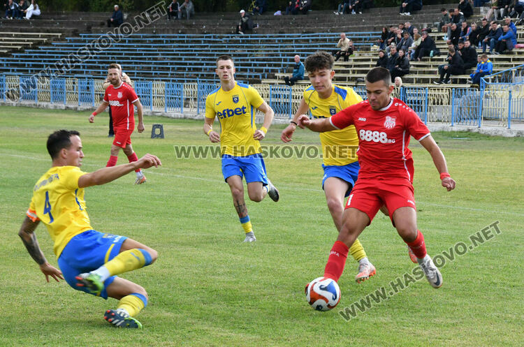 Нулево реми в регионалното футболно дерби между „Хасково“ и „Димитровград“ 