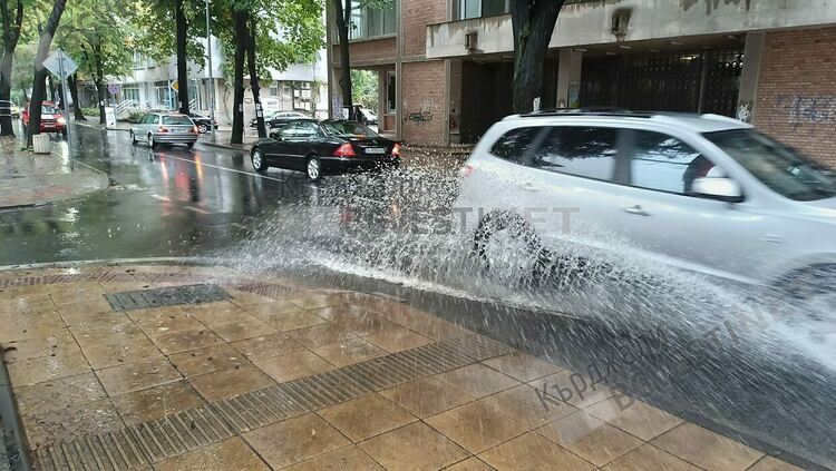 Огромна локва на ремонтираната улица „Отец Паисий”гневи хора от квартала, питат защо при ремонта не е поставена отводнителна шахта