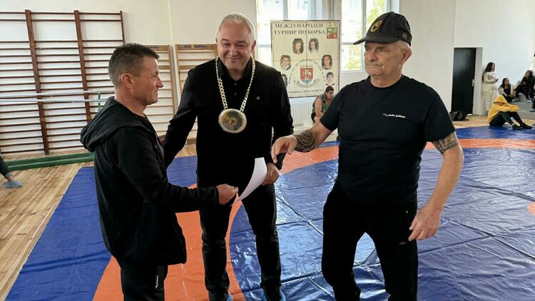 60 пехливани се включиха в турнира по борба в Симеоновград