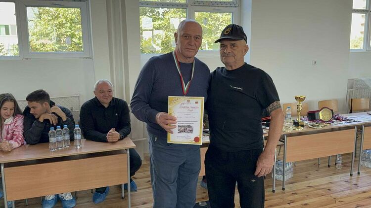 60 пехливани се включиха в турнира по борба в Симеоновград