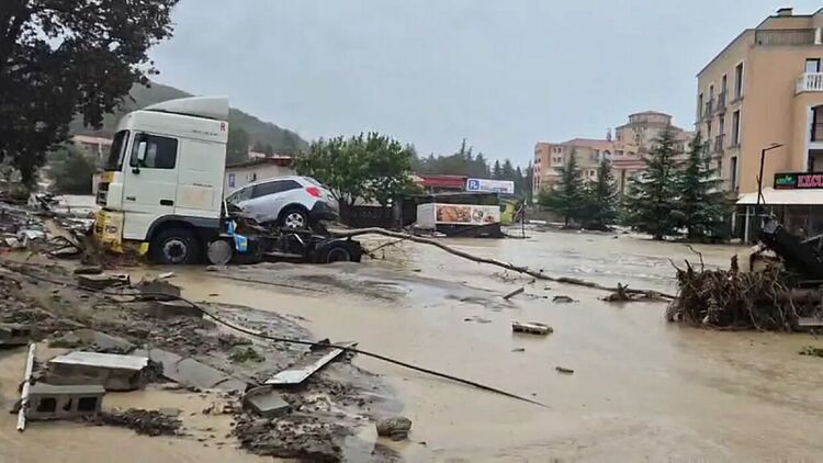 Евакуирани са около 200 души, в „Елените“ все още няма ток