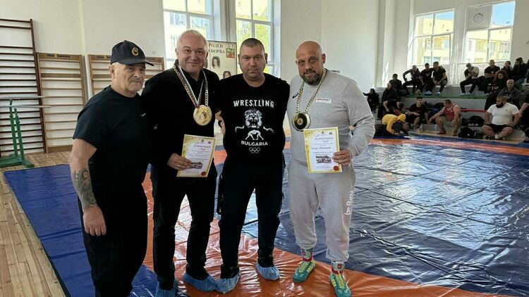 60 пехливани се включиха в турнира по борба в Симеоновград