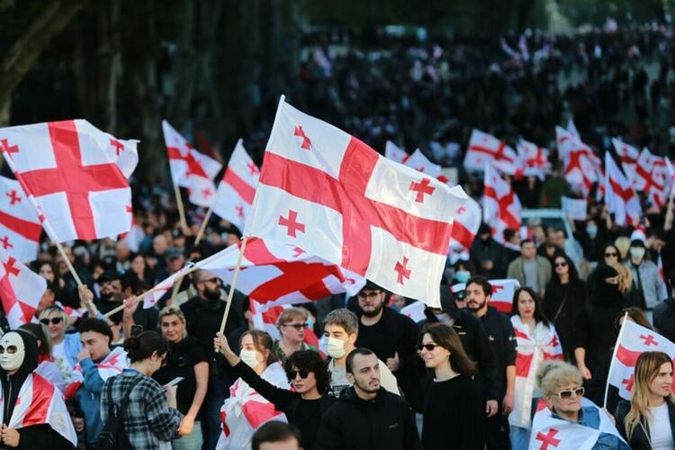 Напрежение в Грузия: Полицията използва газ и водни оръдия срещу демонстранти