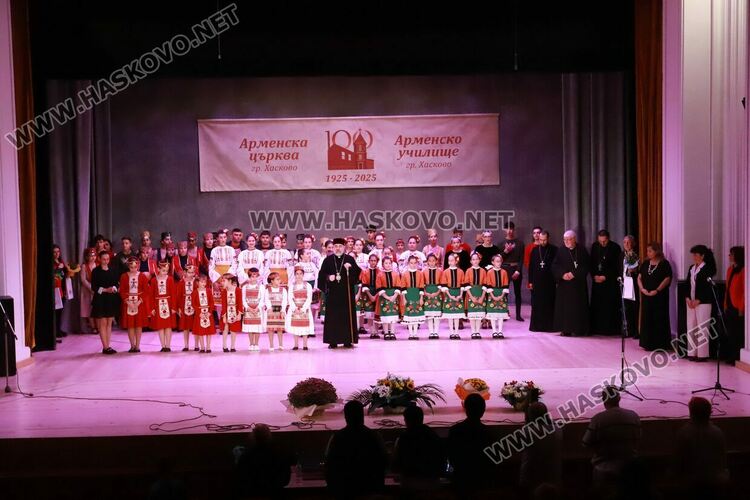 С празнична служба и концерт отпразнуваха 100-годишния юбилей на арменската църква и училище в Хасково