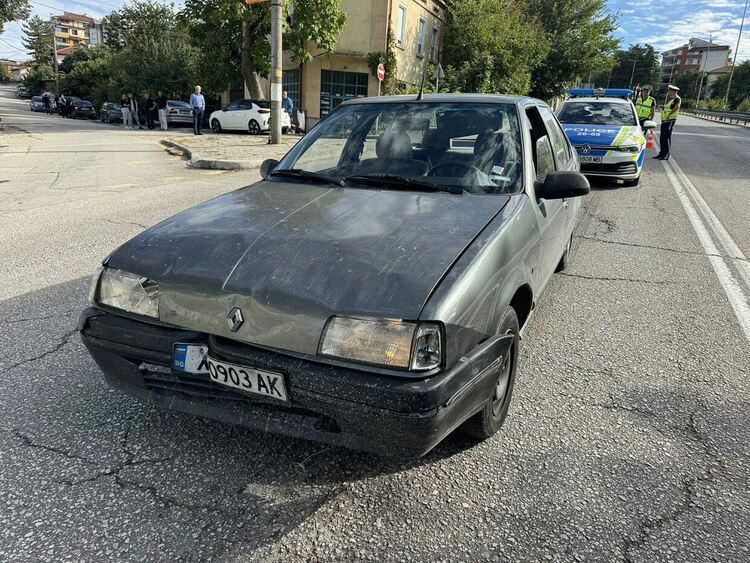 „Рено“ удари „Нисан“ на бул „Освобождение“ в Хасково