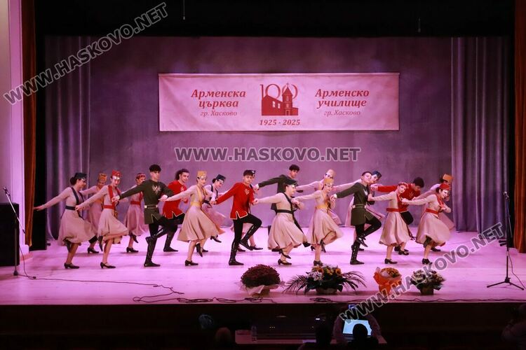 С празнична служба и концерт отпразнуваха 100-годишния юбилей на арменската църква и училище в Хасково