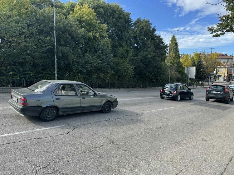 „Рено“ удари „Нисан“ на бул „Освобождение“ в Хасково