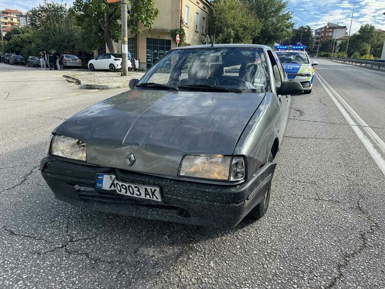 „Рено“ удари „Нисан“ на бул „Освобождение“ в Хасково