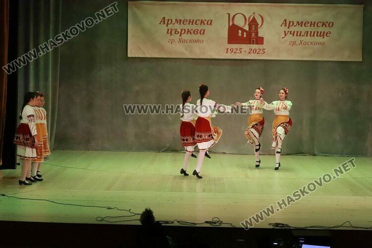 С празнична служба и концерт отпразнуваха 100-годишния юбилей на арменската църква и училище в Хасково