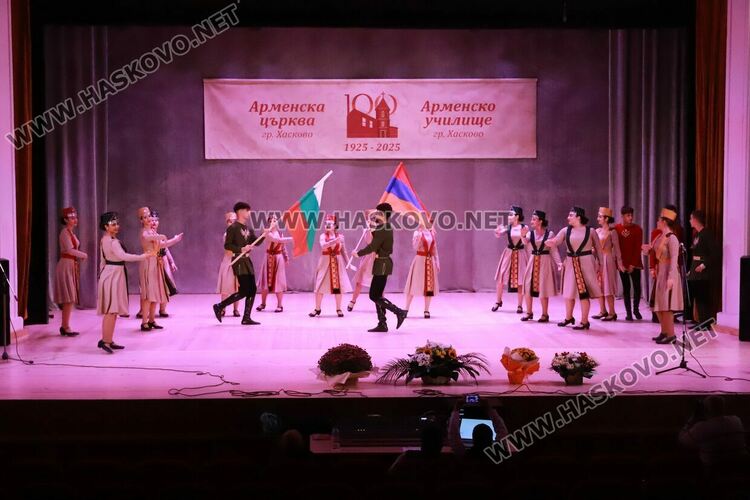 С празнична служба и концерт отпразнуваха 100-годишния юбилей на арменската църква и училище в Хасково