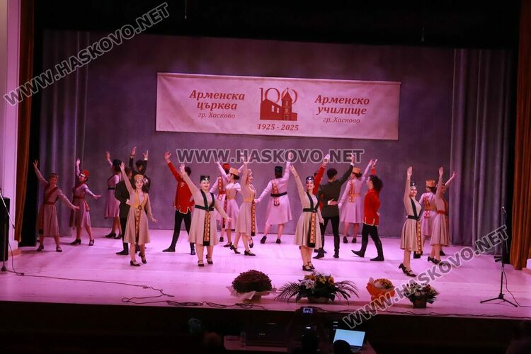 С празнична служба и концерт отпразнуваха 100-годишния юбилей на арменската църква и училище в Хасково