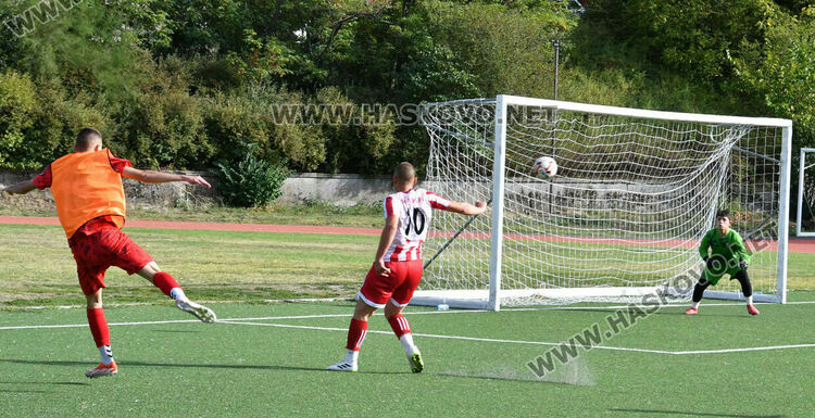 ФК „Хасково“ спечели градското дерби, след като изоставаше в резултата