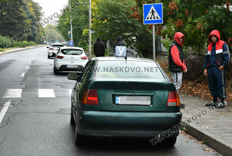 Учебни коли се струпват на бул. „Илинден“, защото от там започват шофьорските изпити