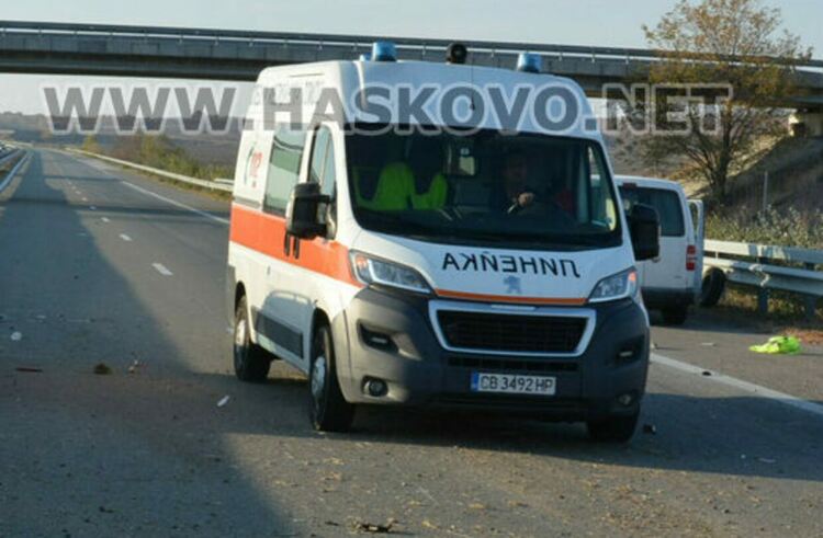 Баща и син пострадаха при удар в камион, спрял в аварийната лента на магистрала „Марица“ 