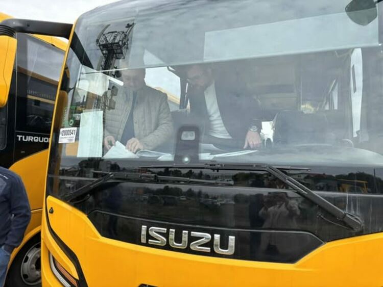 Радомир сред 15-те общини в България, които получиха нов училищен автобус от МОН